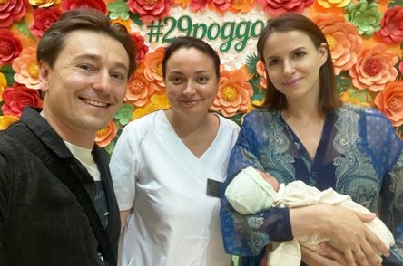 Сергей Безруков поделился свежим фото с новорожденным сыном и женой Анной Матисон