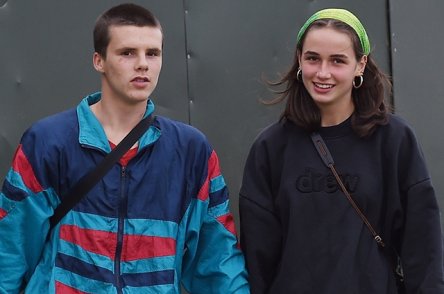 Мальчик вырос: 16-летний сын Бекхэмов впервые вышел в свет вместе со своей девушкой
